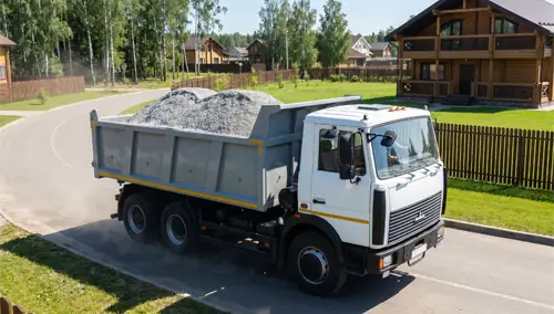Чистый гранитный отсев в кузове самосвала перед выгрузкой